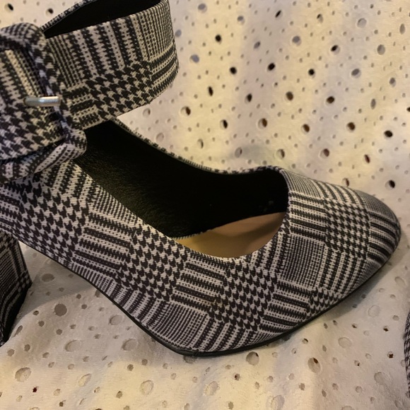 Comfort Est. 1946 Mary Jane Pumps - Picture 9 of 16